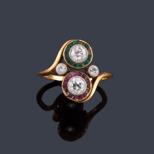 Lote 2103
Anillo 'tu y yo' con diseño 'ojo de perdiz' con pareja de diamantes talla antigua de aprox. 0,35 ct cada uno y orla de rubíes y esmeraldas calibradas (con faltas). Ppios S. XX.