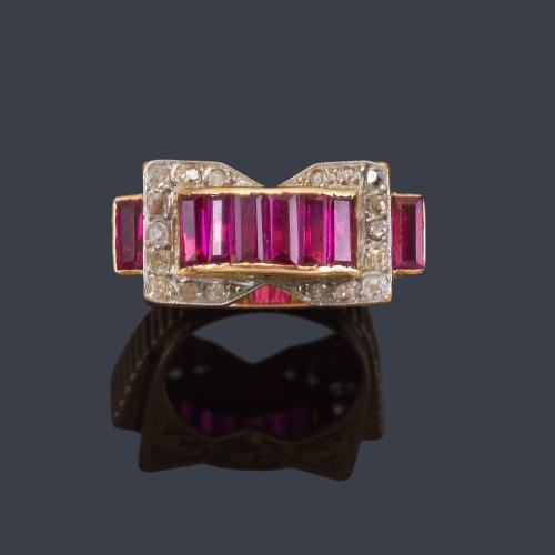 Lote 2104
Anillo chevalier años '40 con banda de rubíes sintéticos calibrados con detalle de diamantes talla 8/8.