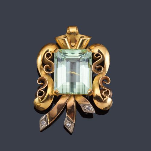 Lote 2107
Broche retro años '40 con aguamarina central de aprox. 40,00 ct con motivos ondulados de roleos en montura de oro amarillo de 18K.
