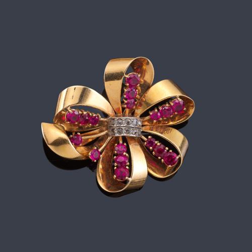 Lote 2108
Broche retro en oro rosa de 18K con rubíes sintéticos y brillantes.
