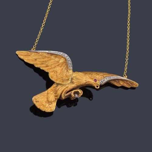 Lote 2109
Pendentif con diseño de águila realizado en oro amarillo de 18K, diamantes y rubí facetado. Ppios S. XX.