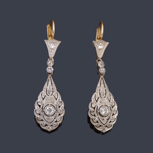 Lote 2110
Pendientes largos con diamantes talla antigua y rosa de aprox. 0,28 ct en total.