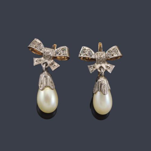 Lote 2111
Pendientes largos con pareja de perlas en forma de gota y motivo superior en forma de lazo, con diamantes.