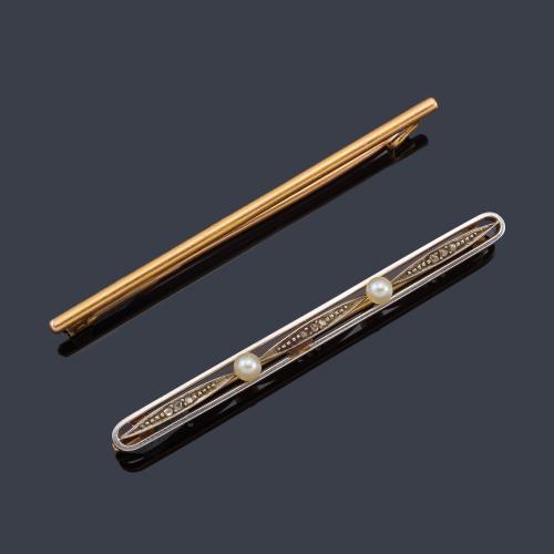 Lote 2115
Dos alfileres uno de ellos con perlitas en montura de oro amarillo de 18K. Años '20.