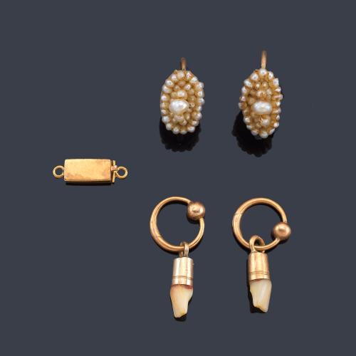 Lote 2116
Lote con pendientes de niña con perlitas aljófar, dos colgantes con dientes 'de leche' y un pequeño cierre de collar en oro amarillo de 18K.