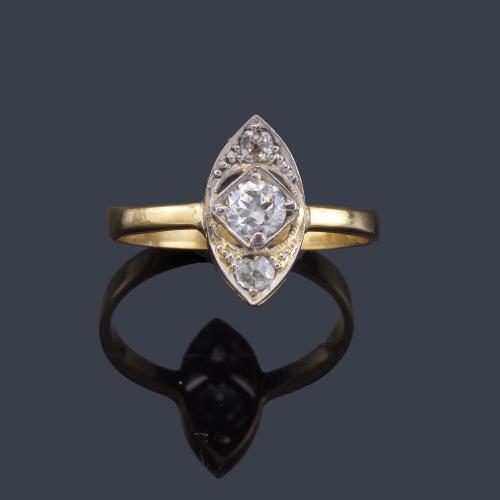 Lote 2117
Anillo tipo lanzadera con diamantes talla antigua en montura de oro amarillo de 18K y vista en platino.