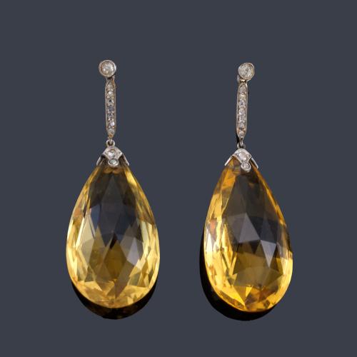 Lote 2118
Pendientes largos con pareja de cuarzos citrinos talla briolette con banda superior de diamantes talla rosa. C. 1930.