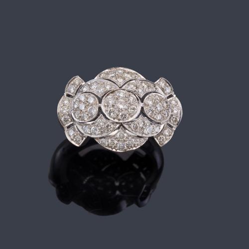 Lote 2122
Anillo con diseño frontal semicircular en pavé de brillantes de aprox. 1,60 ct en total.
