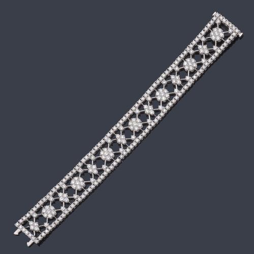 Lote 2124
Pulsera ancha con diseño floral con brillantes de aprox. 11,75 ct en total.