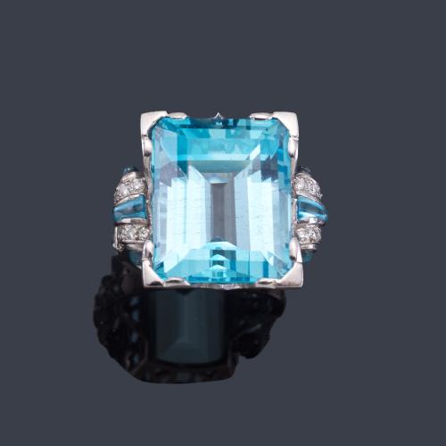 Lote 2126
Anillo con aguamarina central de aprox. 20,36 ct en montura de oro blanco de 18K y bandas de brillantes.
