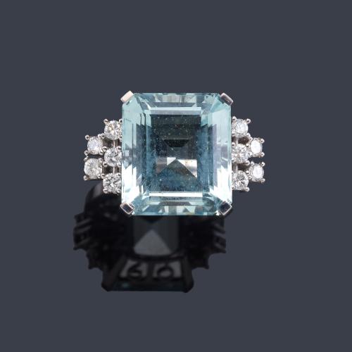 Lote 2128
Anillo con aguamarina central de aprox. 13,48 ct con doble banda de brillantes en ambos lados.