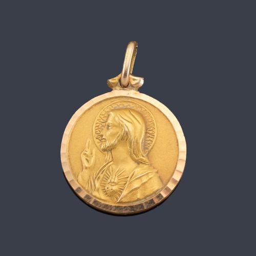 Lote 2131
Medalla devocional con La Imagen de La Virgen del Carmen y del Sagrado Corazón, realizado en oro amarillo de 18K.