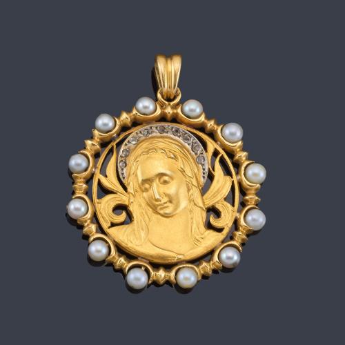 Lote 2133
Medalla devocional con La Imagen de La Virgen cincelada en oro amarillo de 18K con orla de perlitas.