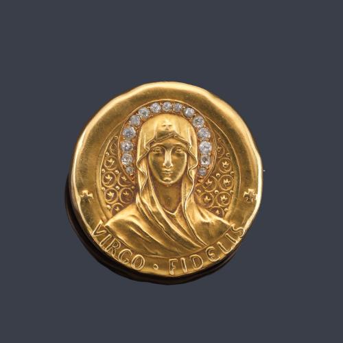 Lote 2134
Broche con Imagen devocional de La Virgen con orla de brillantes y leyenda 'Virgo Fidelis' en montura de oro amarillo de 18K.