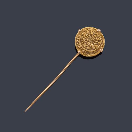 Lote 2140
Alfiler con moneda de oro en montura de oro amarillo de 18K.