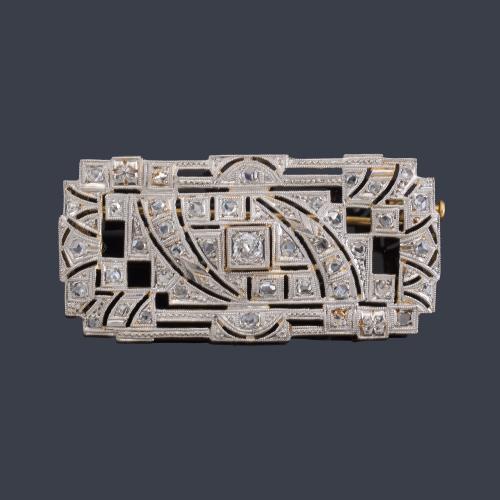 Lote 2141
Broche-placa rectangular con diseño calado enriquecido con diamantes talla rosa y antigua.