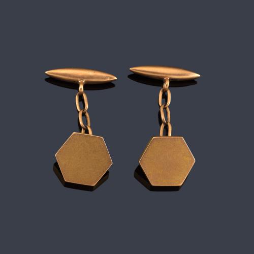 Lote 2144
Gemelos con diseño hexagonal en montura de oro amarillo mate de 18K.