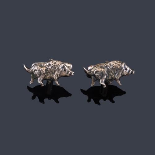 Lote 2148
Gemelos con motivo de jabalí realizado en plata.