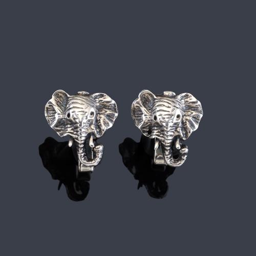 Lote 2150
Gemelos con cabeza de elefante realizado en metal plateado.