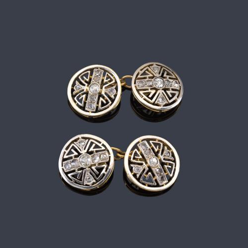 Lote 2154
Gemelos 'art decó' con diamantes talla rosa en montura de oro amarillo de 18K y vista en platino. Años '30.