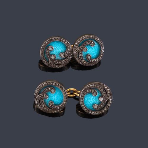 Lote 2155
LUIS GIL
Gemelos con doble motivo circular en esmalte 'guilloché' en color azul con diseño de bandas de diamantes sobre vista de plata.