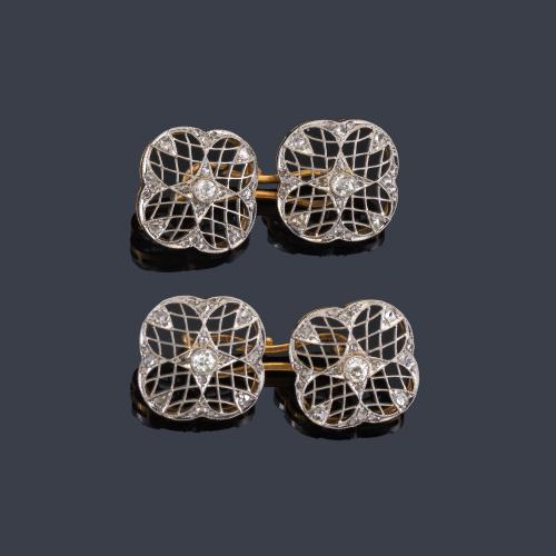 Lote 2156
Gemelos época 'art decó' con diseño calado y diamantes talla rosa. Años '30.