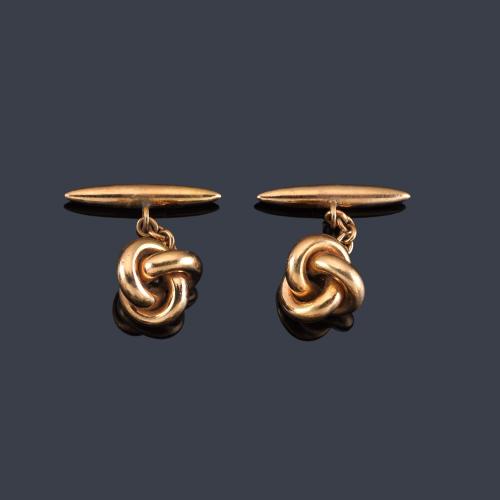 Lote 2159
Gemelos con diseño de nudo en montura de oro amarillo de 18K.