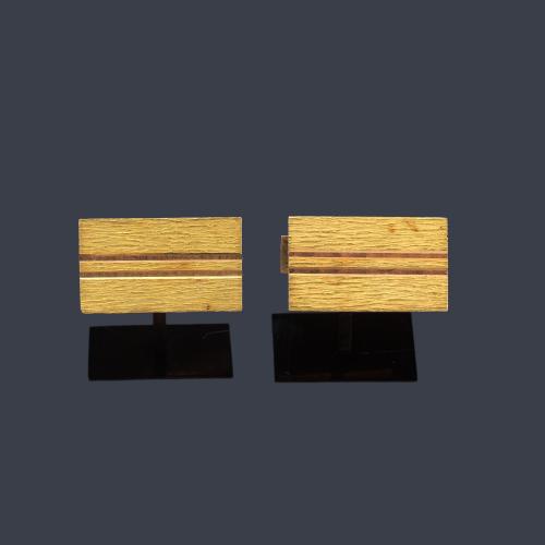 Lote 2160
Gemelos con diseño rectangular en oro amarillo mate con doble banda brillo de 18K.