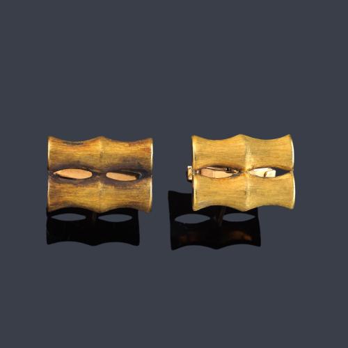 Lote 2165
Gemelos con diseño de caña de bambú en oro amarillo mate de 18K.