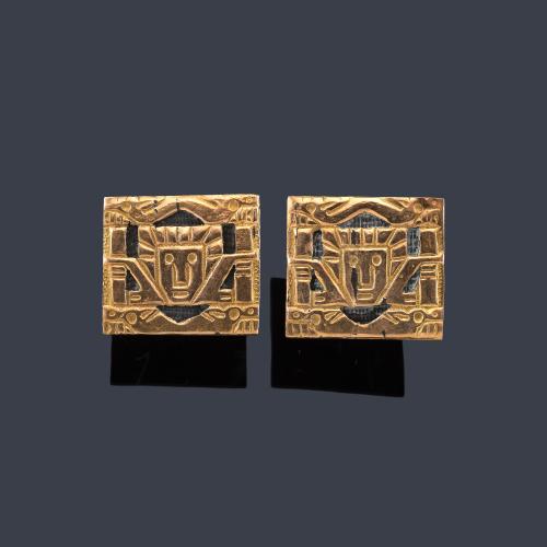 Lote 2166
Gemelos con diseño de motivos aztecas en montura de plata y frente de oro amarillo de 18K.