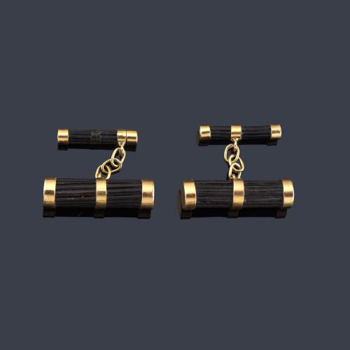 Lote 2175
Gemelos con diseño tubular con pelo de elefante en montura de oro amarillo de 18K.