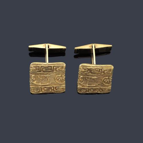 Lote 2176
Gemelos con motivos de greca en oro amarillo de 18K.