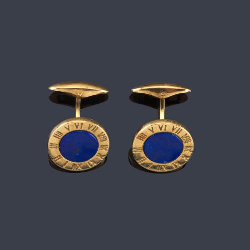 Lote 2179
Gemelos circulares con centro de lapislázuli y números romanos sobre montura de oro amarillo de 18K. Con estuche.