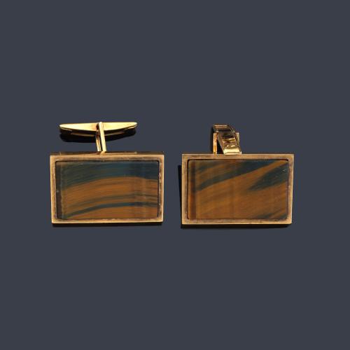 Lote 2180
Gemelos rectangulares con pieza de cuarzo 'ojo de tigre' en montura de oro amarillo de 18K.