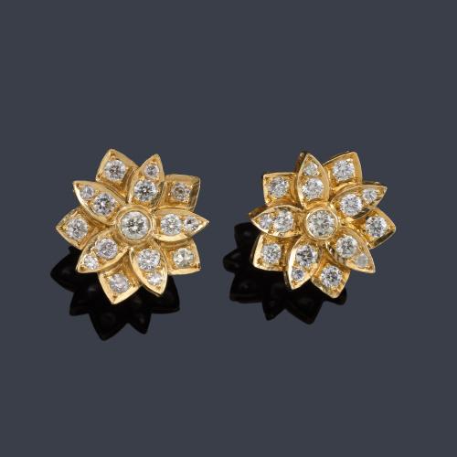 Lote 2187
Pendientes cortos con diseño floral cuajado de brillantes de aprox. 1,80 ct en total.
