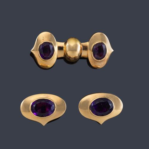 Lote 2188
Pendientes cortos y broche tipo barra en oro amarillo de 18K con cuarzos amatista en chatón.