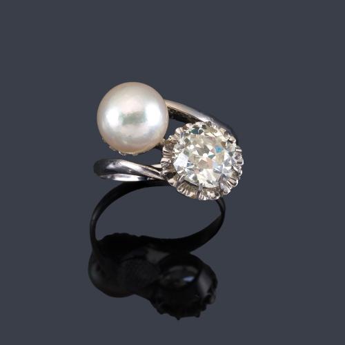 Lote 2194
Anillo 'tu y yo' con una perla de aprox. 8,70 mm y un diamante talla antigua de aprox. 1,87 ct. Dictamen Gemológico IGE.