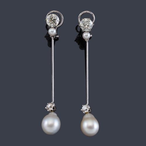 Lote 2198
Pendientes largos con pareja de perlas aperilladas de aprox. 13,07 mm y 13,52 mm con dos brillantes de aprox. 1,51 ct y 1,46 ct.