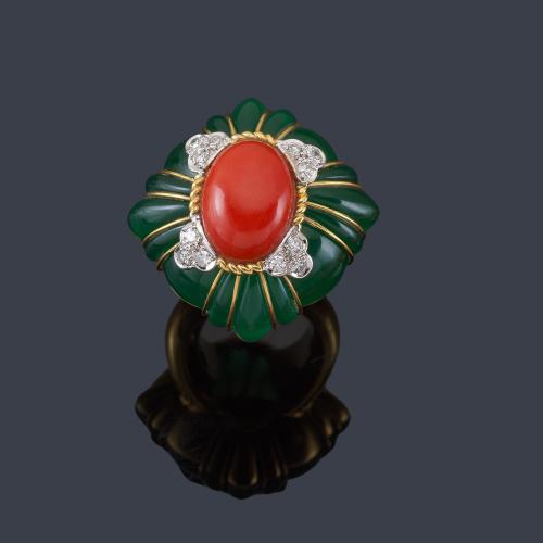 Lote 2199
Anillo oro amarillo con crisoprasa, coral y diamantes. Circa 1970