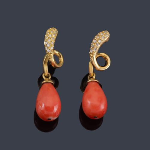 Lote 2201
Pendientes largos con pareja de chupones de coral con motivo superior con brillantes en montura de oro amarillo de 18K.