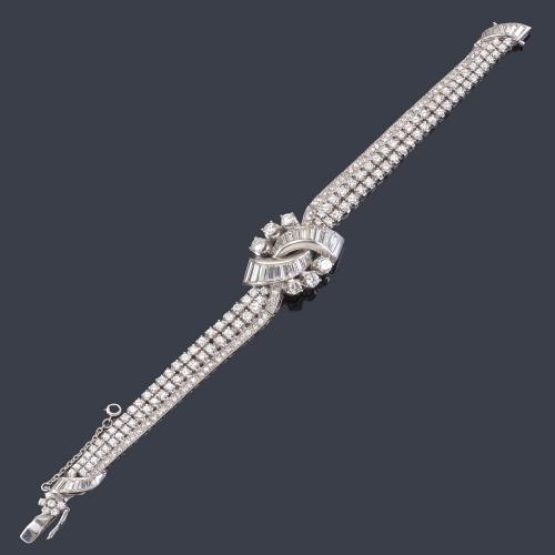 Lote 2252
Pulsera en platino con diamantes talla brillante, 8/8 y baguette de aprox. 9,27 ct en total.