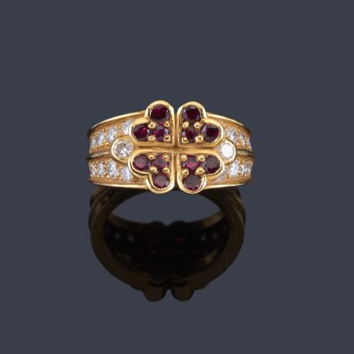 Lote 2270
BOUCHERON
Anillo con motivo central en forma de trébol de cuatro hojas con rubíes y banda de brillantes en ambos lados.