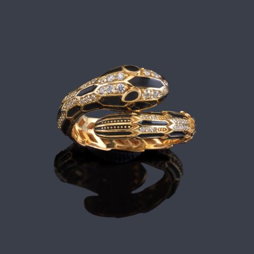 Lote 2274
Anillo con diseño de serpiente enroscada con brillantes de aprox. 0,28 ct en total y esmalte en montura de oro amarillo de 18K.