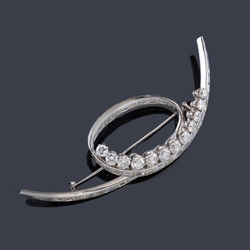Lote 2283
Broche con diseño de lazada con diamantes talla brillante y baguette de aprox. 6,60 ct en total.