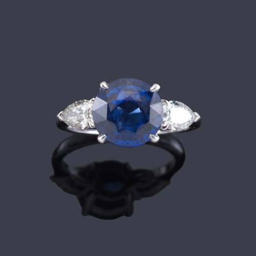 Lote 2285
Anillo con zafiro talla redonda de aprox. 4,29 ct y dos diamantes talla perilla de aprox. 0,67 ct en total. Certificado C. Dunaigre Switzerland.