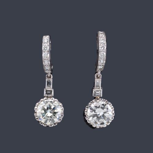 Lote 2286
Pendientes largos con pareja de brillantes de aprox. 2,60 ct y 2,62 ct respectivamente con diamantes talla brillante y baguette.