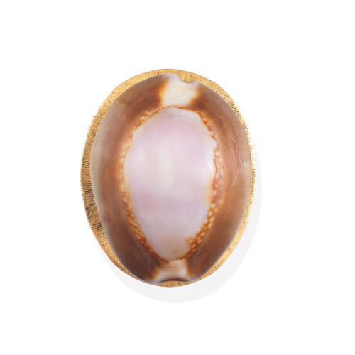 Lote 2293
Anillo con concha de mar sobre montura de oro amarillo de 18K.