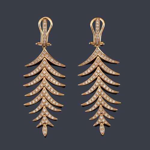 Lote 2296
Pendientes largos articulados con diseño de pluma cuajado de brillantes de aprox. 2,00 ct en total.