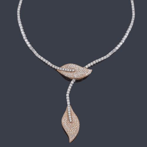 Lote 2297
Collar tipo rivière con dos motivos en forma de hoja con brillantes de aprox. 16,05 ct en total.
