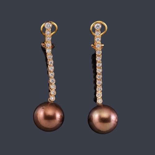 Lote 2299
Pendientes largos con pareja de perlas 'chocolate' de aprox. 11,68 mm y 12,03 mm y banda de brillantes.